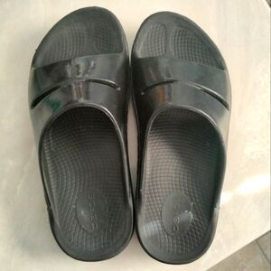 Womens Oofos Luxe Black Shiny Slide Sandals Size 9 EU 40